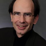 Bild: Hörfunk-Moderator Frank Haberstroh verstärkt 5 Sterne Team