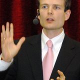 Bild: Zach Davis, Referent für schnelleres und effizienteres Lesen, spricht auf der Landeskonferenz der Wirtschaftsjunioren