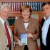 Franz Alt / Bild: Buchautor und Refernt Franz Alt zusammen mit Angela Merkel