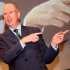 Rainer Wälde / Bild: Knigge Experte Rainer Wälde bei einem Vortrag